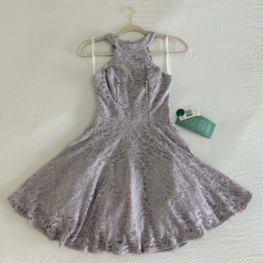 Chic Backless Lace Dress in Light Gray - Picture 2 of 4